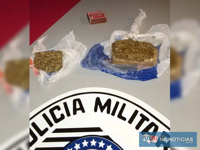 Foram apreendidos dois pequenos tabletes de maconha, que totalizaram 100 gramas. Foto: DIVULGAÇÃO/PM
