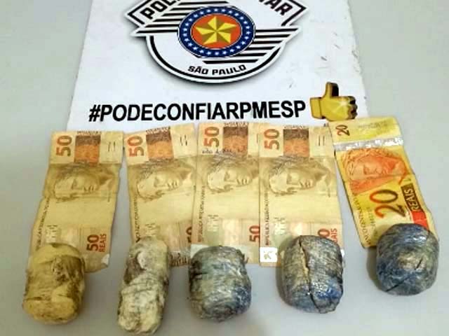 Foram apreendidos 5 invólucros contendo aproximadamente 350 gramas de cocaína. Fotos: DIVULGAÇÃO/PM