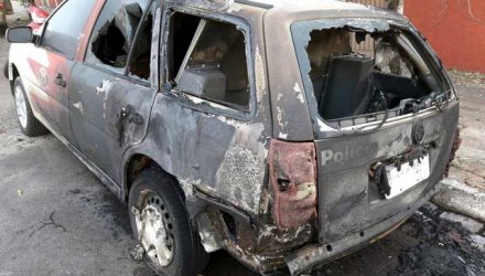 Viatura da Polícia Civil foi incendiada em Santo Anastácio (Foto: Jefferson Anchieta)