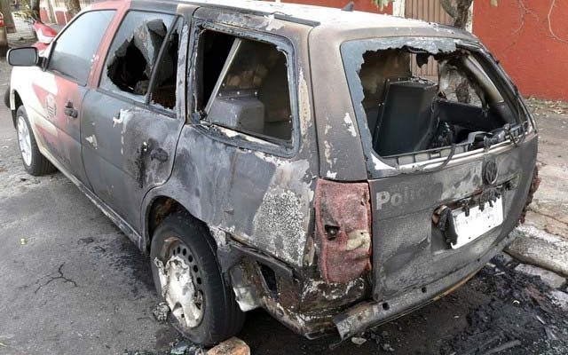 Viatura da Polícia Civil foi incendiada em Santo Anastácio (Foto: Jefferson Anchieta)