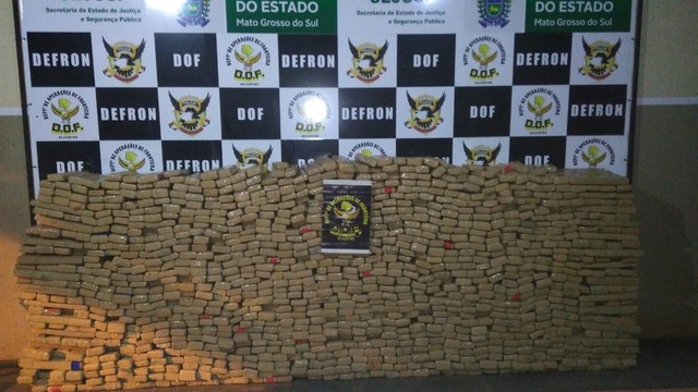 Tabletes de maconha estavam em picape abandonada em MS (Foto: DOF/Divulgação).