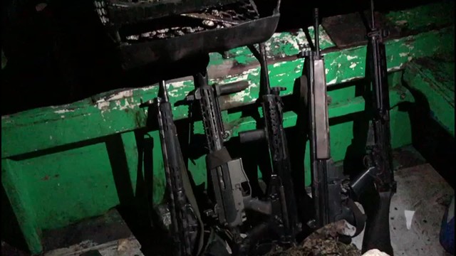 Fuzis apreendidos em lancha na Baía de Guanabara (Foto: Reprodução/TV Globo).