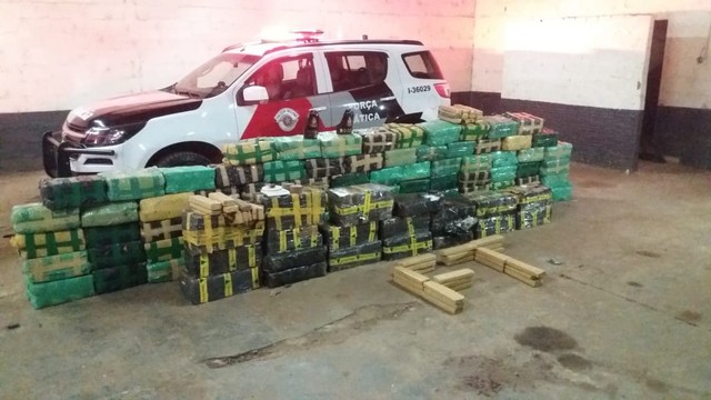 Droga foi pesada na própria chácara de Limeira com uma balança industrial (Foto: Polícia Militar ).