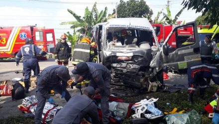 Vítimas estão sendo atendidas no local do acidente, da Rodovia Rio-Santos (Foto: G1 Santos).