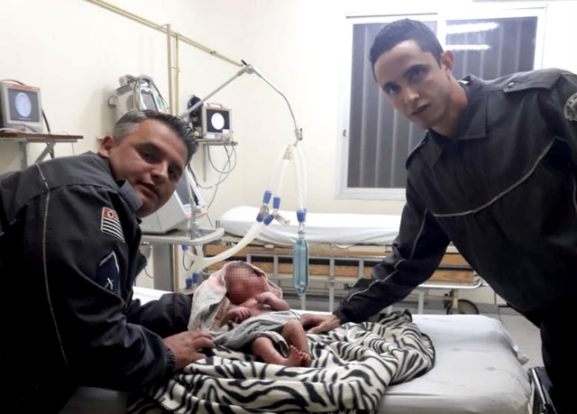Bebê recém-nascido enrolado em toalha é achado em lixeira de Macatuba (Foto: Polícia Militar/Divulgação).