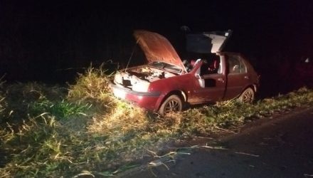 Veículo tombrou em curva de estrada municipal de Martinópolis (Foto: Comdec/Cedida).