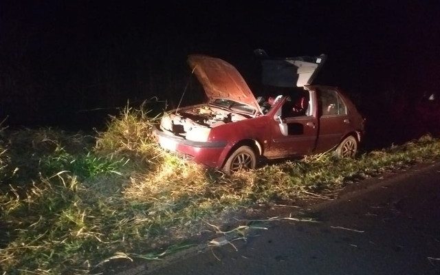 Veículo tombrou em curva de estrada municipal de Martinópolis (Foto: Comdec/Cedida).