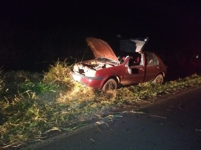 Veículo tombrou em curva de estrada municipal de Martinópolis (Foto: Comdec/Cedida).