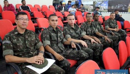 Instrutor do Tiro de Guerra 02 007, subtenente Leo Minakawa (esq.) e atiradores da turma 2018 estiveram presentes na ultima sessão da Câmara. Foto: MANOEL MESSIAS/Agência