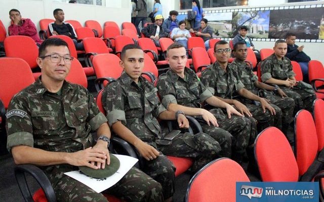 Instrutor do Tiro de Guerra 02 007, subtenente Leo Minakawa (esq.) e atiradores da turma 2018 estiveram presentes na ultima sessão da Câmara. Foto: MANOEL MESSIAS/Agência