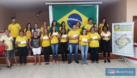 20 felizes ganhadores receberam seus vales compras. Fotos: MANOEL MESSIAS/Mil Noticias