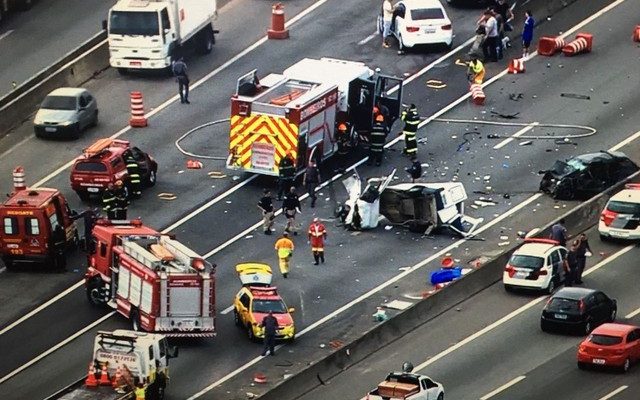 Acidente na Dutra deixa ao menos 3 mortos (Foto: Reprodução/TV Globo)Acidente na Dutra deixa ao menos 3 mortos (Foto: Reprodução/TV Globo).