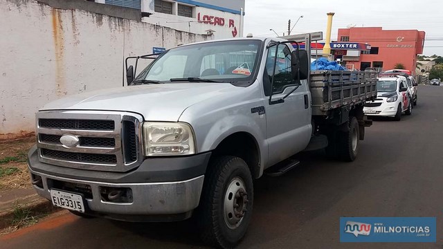 Acidente entre o caminhão Ford F4000, na cor prata aconteceu no cruzamento da Av. Guanabara com rua Paranapanema. Foto: MANOEL MESSIAS/Agência