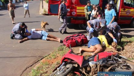 Após batida, motoneta foi parar sobre a tampa de uma boca de lobo naquele cruzamento. Foto: MANOEL MESSIAS/Mil Noticias