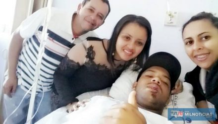 Leandro Silva, o “Boquinha”, com a esposa Aline Menegolo (dir.), e ainda sua irmão e o pai, depois de passar pelo grande susto no grave acidente. Foto: Arquivo de família