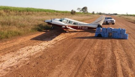 Aeronave foi abordada pela polícia após pousar em pista clandestina em Denise (MT) (Foto: Gefron-MT).