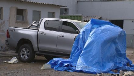 Motorista perdeu o controle e bateu na traseira de caminhão em Alambari (Foto: Rodrigo Santos/TV TEM)