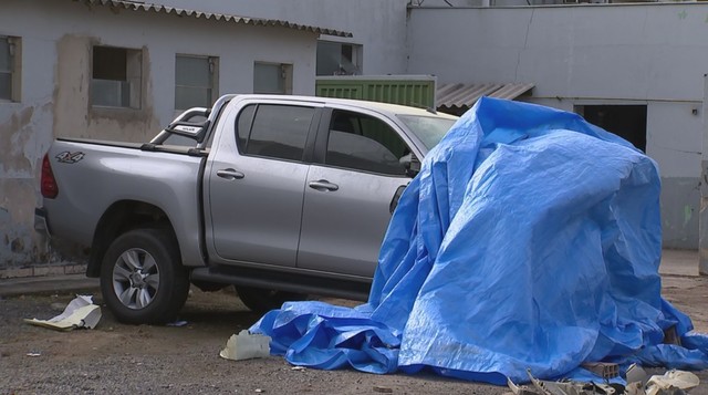 Motorista perdeu o controle e bateu na traseira de caminhão em Alambari (Foto: Rodrigo Santos/TV TEM)