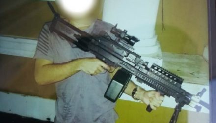 Jovem postava fotos segurando armas de fogo em grupos do WhatsApp (Foto: PMMT).