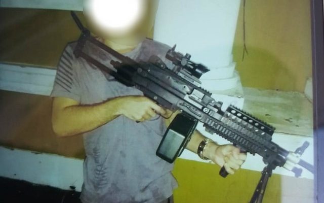 Jovem postava fotos segurando armas de fogo em grupos do WhatsApp (Foto: PMMT).