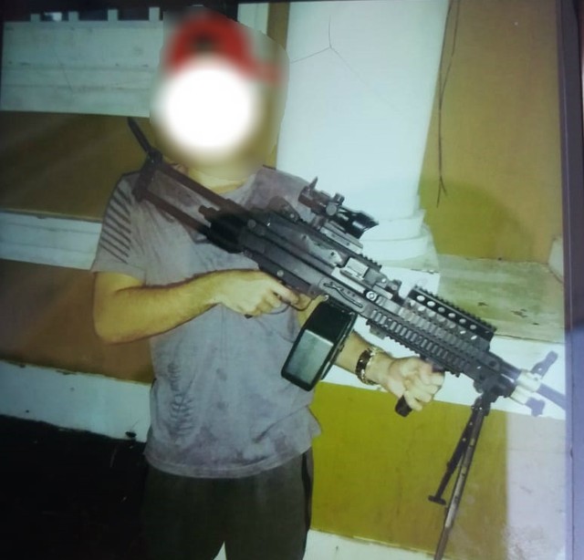 Jovem postava fotos segurando armas de fogo em grupos do WhatsApp (Foto: PMMT).
