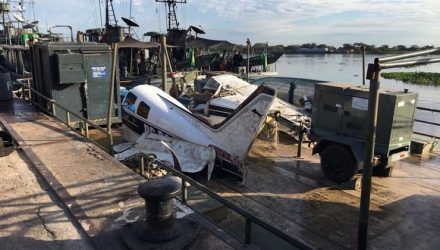 Avião chegou de barco em Corumbá (Foto: Carla Salentim/ TV Morena).