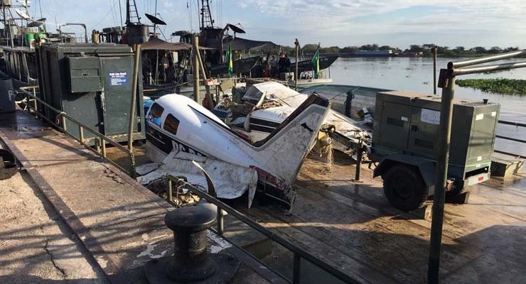 Avião chegou de barco em Corumbá (Foto: Carla Salentim/ TV Morena).