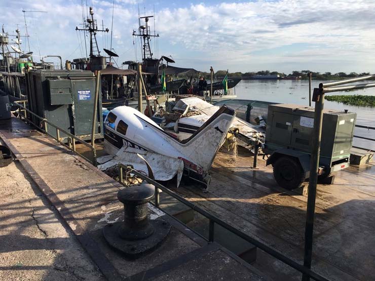 Avião chegou de barco em Corumbá (Foto: Carla Salentim/ TV Morena).