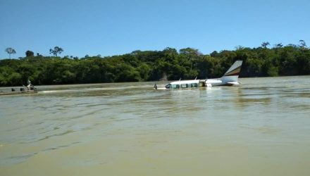 Avião pousou em rio de área de garimpo, no distrito de Crepurizão (Foto: Reprodução/TV Liberal).