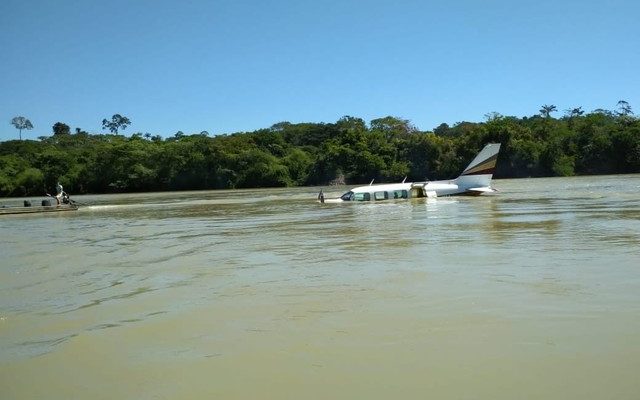 Avião pousou em rio de área de garimpo, no distrito de Crepurizão (Foto: Reprodução/TV Liberal).