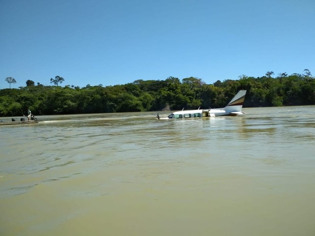 Avião pousou em rio de área de garimpo, no distrito de Crepurizão (Foto: Reprodução/TV Liberal).