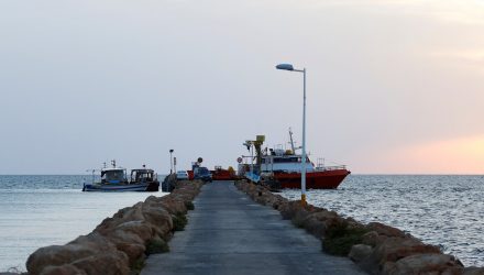 Barcos são vistos em porto de onde saiu embarcação que naufragou com cerca de 180 imigrantes a bordo no último domingo (Foto: Zoubeir Souissi/Reuters).