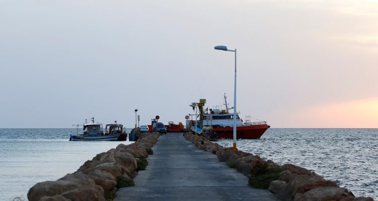 Barcos são vistos em porto de onde saiu embarcação que naufragou com cerca de 180 imigrantes a bordo no último domingo (Foto: Zoubeir Souissi/Reuters).