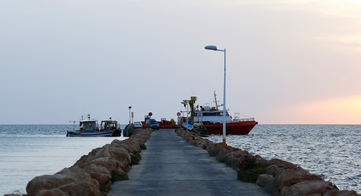 Barcos são vistos em porto de onde saiu embarcação que naufragou com cerca de 180 imigrantes a bordo no último domingo (Foto: Zoubeir Souissi/Reuters).