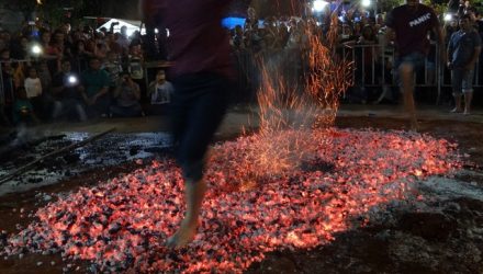 Cinco pessoas enfrentaram o desafio de passar pelo braseiro de São João (Foto: Antônio Carlos/Bocaina Informa).