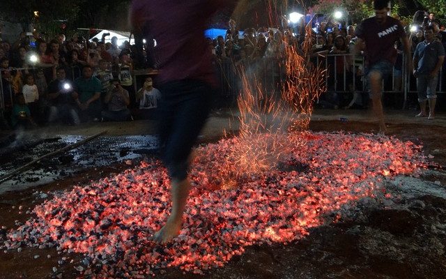 Cinco pessoas enfrentaram o desafio de passar pelo braseiro de São João (Foto: Antônio Carlos/Bocaina Informa).