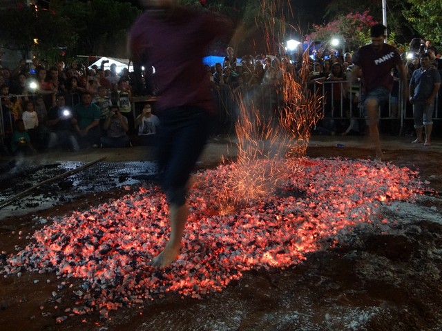 Cinco pessoas enfrentaram o desafio de passar pelo braseiro de São João (Foto: Antônio Carlos/Bocaina Informa).