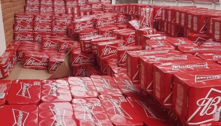 Caixas de cerveja roubadas estavam em sítio em Jaguariúna; Polícia Civil localizou carga em 13 de junho (Foto: Polícia Civil/Divulgação).