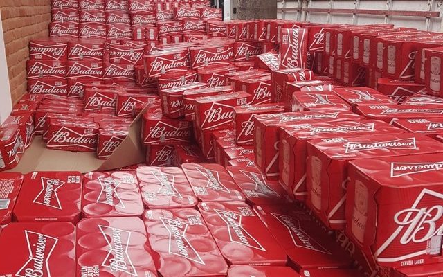 Caixas de cerveja roubadas estavam em sítio em Jaguariúna; Polícia Civil localizou carga em 13 de junho (Foto: Polícia Civil/Divulgação).