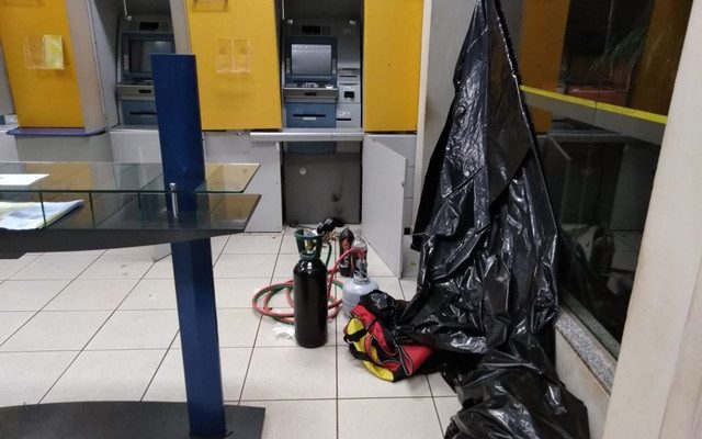 Maçarico que era utilizado pela quadrilha que tentava furtar caixas eletrônicos em Terenos (MS), na madrugada deste domingo (Foto: BOPE/Divulgação).