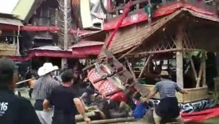 Imagem mostra momento em que caixão caiu de uma torre funerária (Foto: Reprodução/Suara Kalimantan).