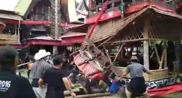 Imagem mostra momento em que caixão caiu de uma torre funerária (Foto: Reprodução/Suara Kalimantan).