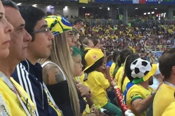Imagens mostram vereador dentro do estádio do jogo entre Brasil x Sérvia. (Foto: Luiza Oliveira/UOL)