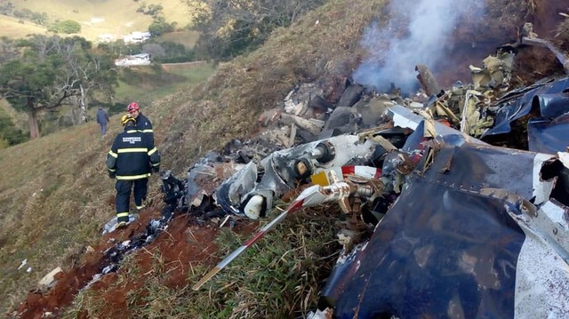 Destroços ficaram carbonizados após a queda da aeronave (Foto: Corpo de Bombeiros).