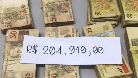 Na casa do suspeito, polícia encontrou mais de R$ 204 mil. (Foto: Polícia Civil/Reprodução).