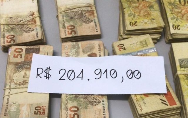 Na casa do suspeito, polícia encontrou mais de R$ 204 mil. (Foto: Polícia Civil/Reprodução).