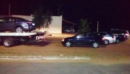 O veículo utilizado para o transporte da droga e os outros usados como batedores para a carga, que foram apreendidos nesta quarta-feira (27), em Jardim (MS) (Foto: DOF/Divulgação).