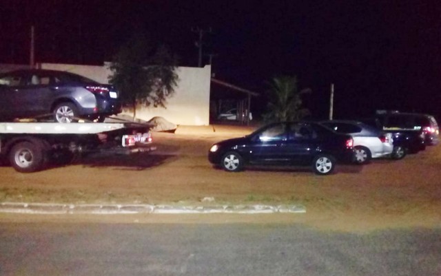 O veículo utilizado para o transporte da droga e os outros usados como batedores para a carga, que foram apreendidos nesta quarta-feira (27), em Jardim (MS) (Foto: DOF/Divulgação).