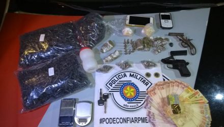 Dupla foi presa com armas, munições, pasta base, cocaína e moto desmanchada. Fotos: RP10