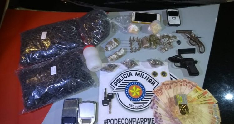 Dupla foi presa com armas, munições, pasta base, cocaína e moto desmanchada. Fotos: RP10